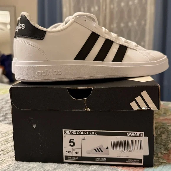 Adidas Grand Court 2.0 K , NWT, Sz 5 youth, women 6.5. - Picture 2 of 7
